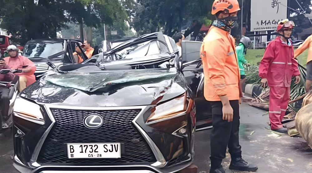 Lexus Rx 300 Hancur Tertimpa Pohon Di Pondok Indah, Jakarta Selatan, Mengakibatkan Sopir Meninggal Dunia, Minggu 26 Oktober 2025